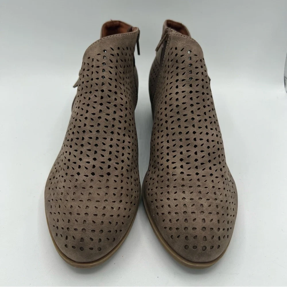 Indigo Rd Vegan Leather Perforated Ankle Boots Chai Women’s Size 9 M Tan Taupe